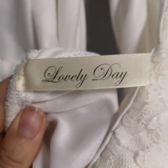 Lace dress - Picture 2 of 4